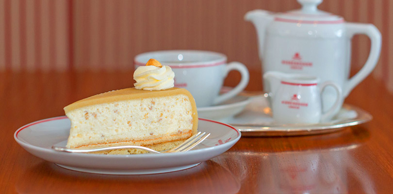 Ein Stück Niederegger Nusstorte und ein Kaffee